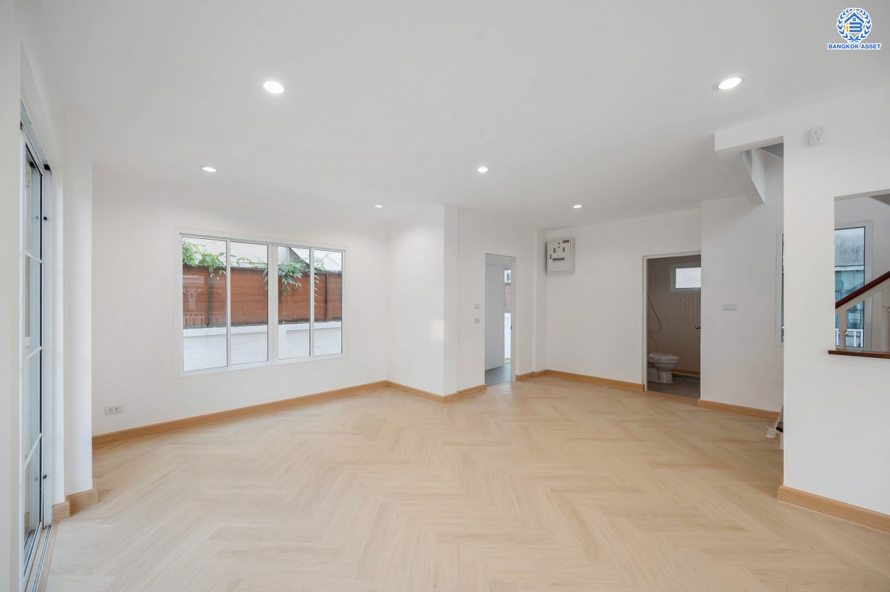 บ้านมือสองตกแต่งใหม่ โครงการ ชัยพฤกษ์ ติวานนท์-ราชพฤกษ์1 เนื้อที่ 56.3 ตร.ว. ฟังก์ชัน 3 ห้องนอน 2 ห้องน้ำ สภาพแวดล้อมดี บนทำเลศักยภาพ หน้าโครงการติดถนนใหญ่ เชื่อมต่อถนนราชพฤกษ์ ใกล้จุดขึ้นทางด่วน "ศรีสมาน" ใกล้ห้าง "เซ็นทรัล เวสต์เกต" และ "โรบินสัน ไลฟ์สไตล์ ศรีสมาน"...